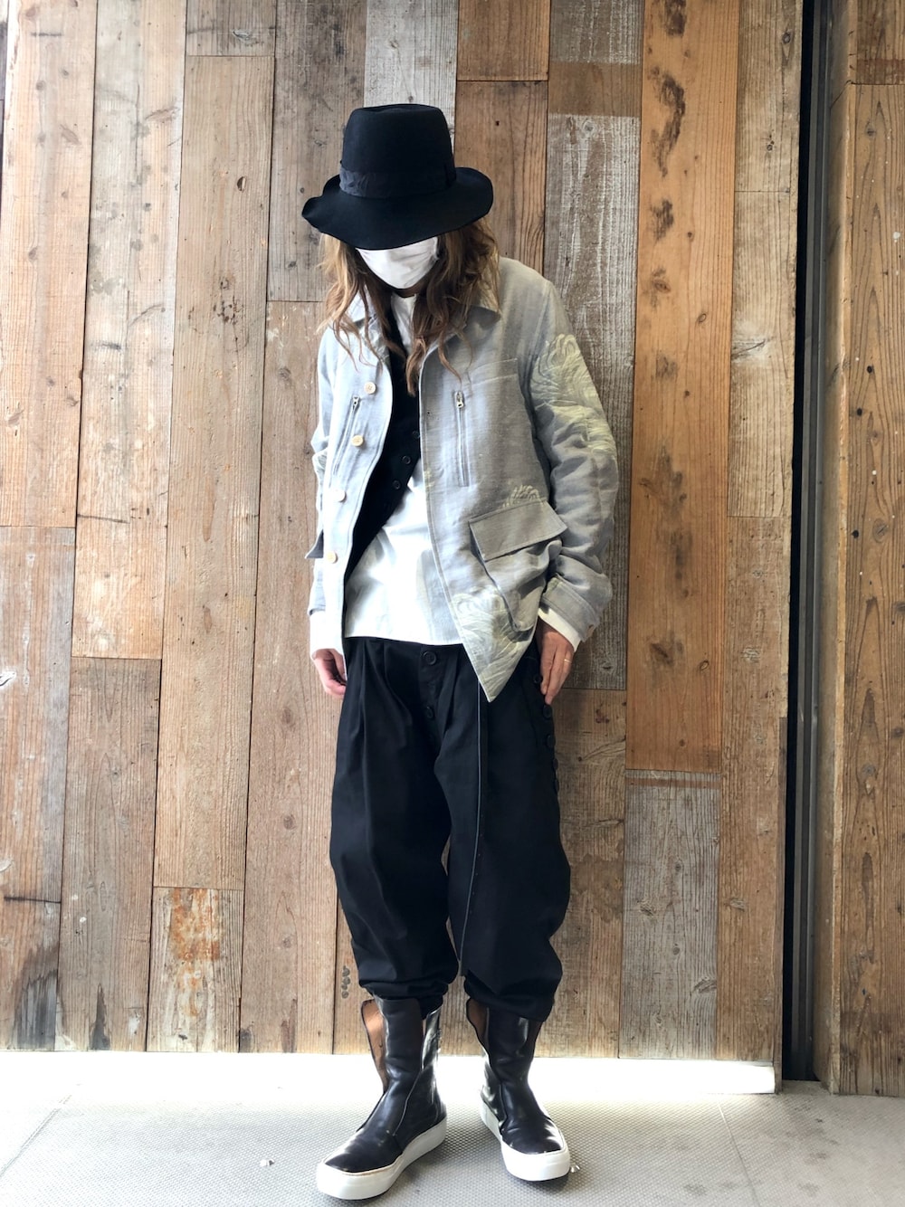「今日のコーデ、ハット、ベスト、サルエルパンツ、カーゴパンツ、スニーカー、ブーツ、春夏コーデ、ROYAL FLASH」｜「Ann DEMEULEMEESTERのアイテム（ベスト、ブラック系）」を使った、サトウ コウタさん（メンズ・179cm）の冬コーディネートの1枚目の写真