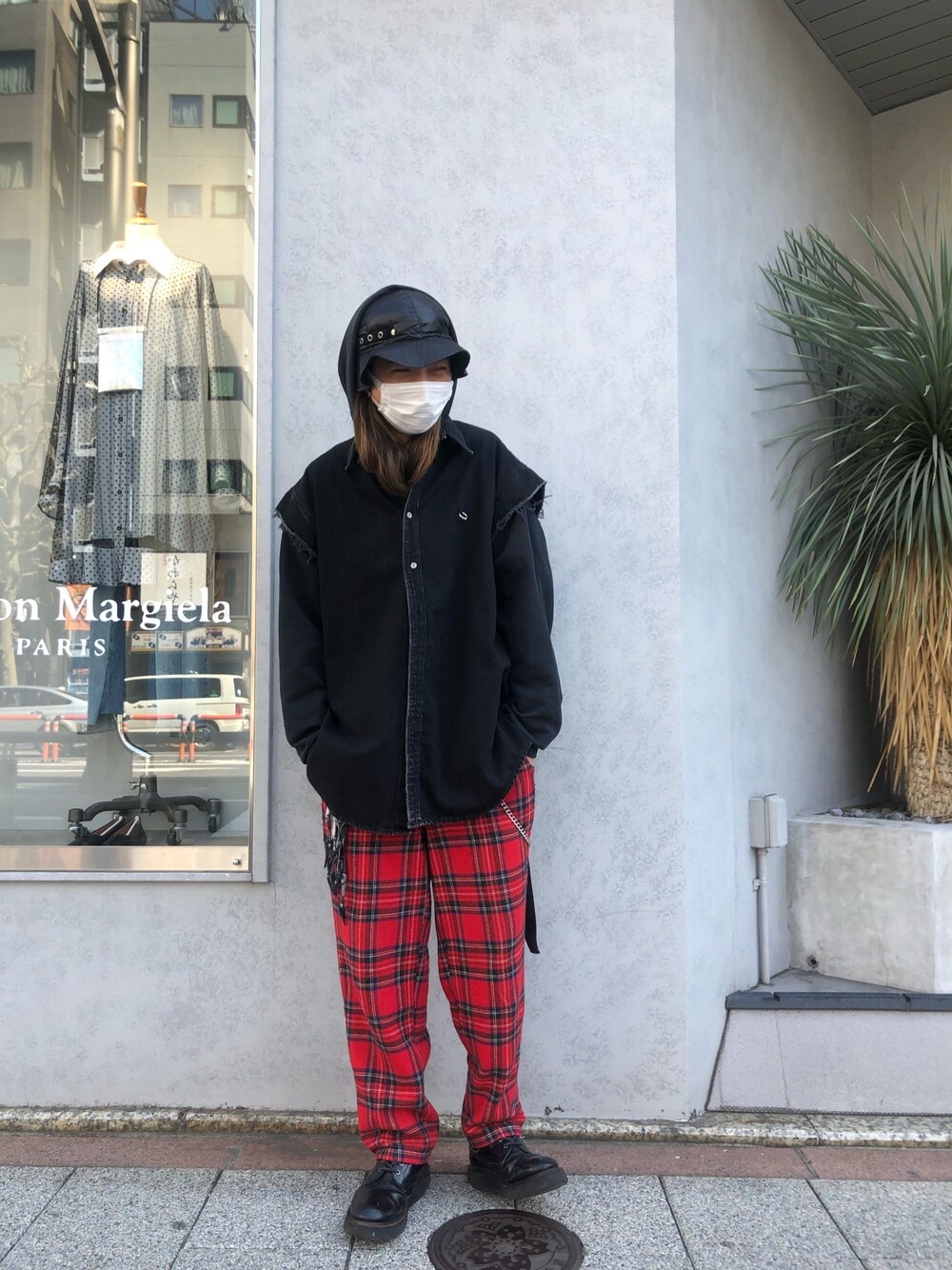 「カジュアル、休日スタイル、今日のコーデ、ストリート、レイヤードスタイル、チェックパンツ、スタジャン、saintmichael、ROYAL FLASH」｜「JOHN LAWRENCE SULLIVANのアイテム（シャツ/ブラウス、ブラック系）」を使った、サトウ コウタさん（メンズ・179cm）の冬コーディネートの1枚目の写真