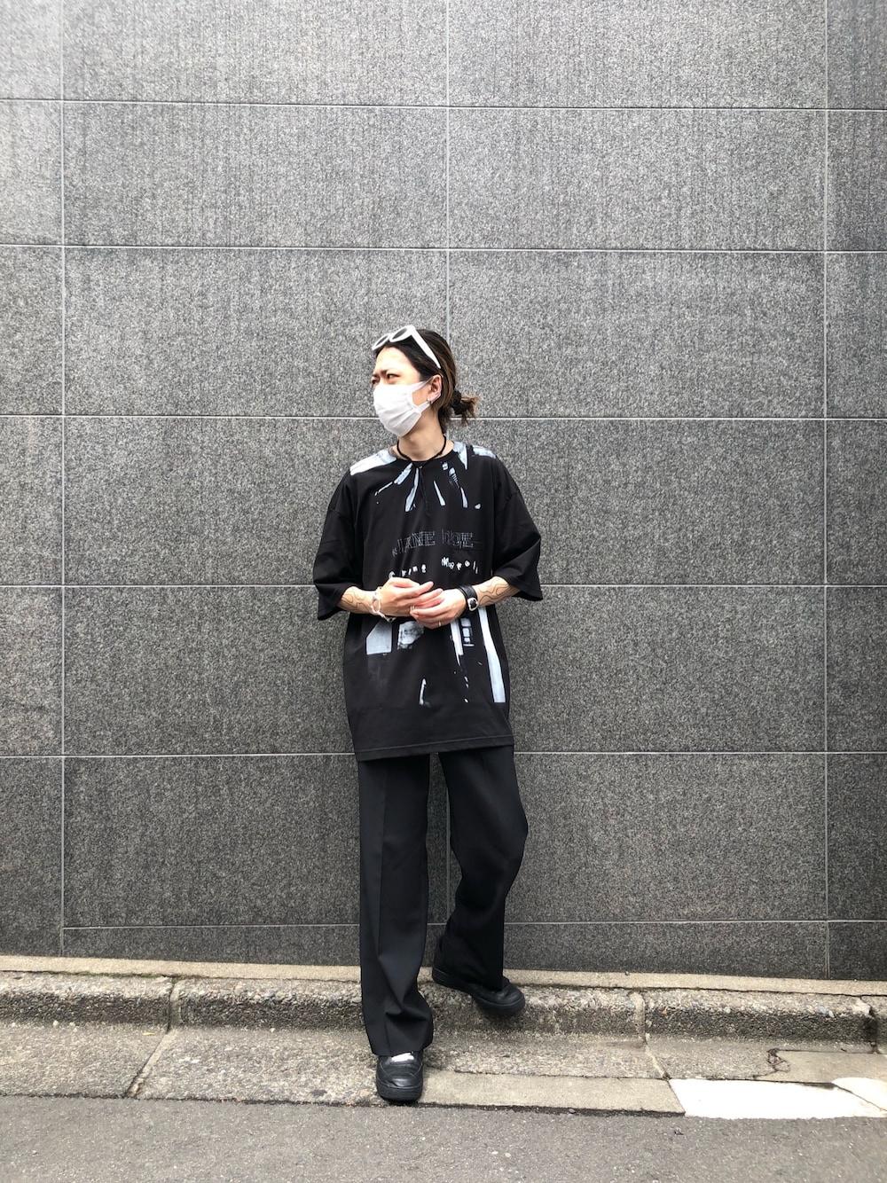 「休日スタイル、カジュアルコーデ、オーバーサイズ、スニーカー、ワイドパンツ、ootd、ビックシルエット、TAKAHIROMIYASHITA The SoloIst.、LAD MUSICIAN、ROYAL FLASH」｜「TAKAHIROMIYASHITATheSoloIst.のアイテム（Tシャツ/カットソー、ブラック系）」を使った、サトウ コウタさん（メンズ・179cm）の春コーディネートの1枚目の写真