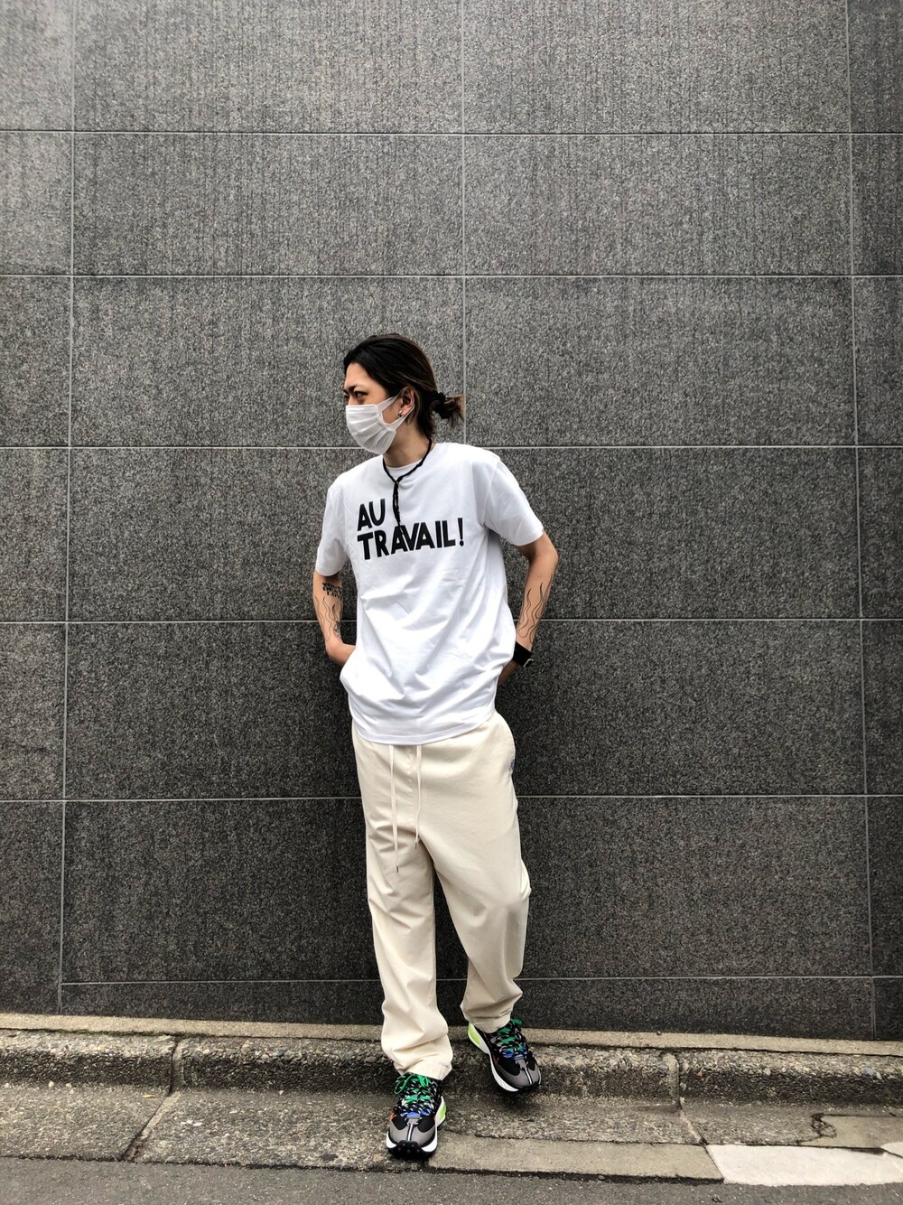 「シンプル、休日スタイル、カジュアルコーデ、オーバーサイズ、スニーカー、ootd、ワイドパンツ、ビックシルエット、DSQUARED2、ROYAL FLASH」｜「m's braqueのm's braque/エムズブラック/AU TRAVAIL! Tee（Tシャツ/カットソー、ホワイト系）」を使った、サトウ コウタさん（メンズ・179cm）の春コーディネートの1枚目の写真