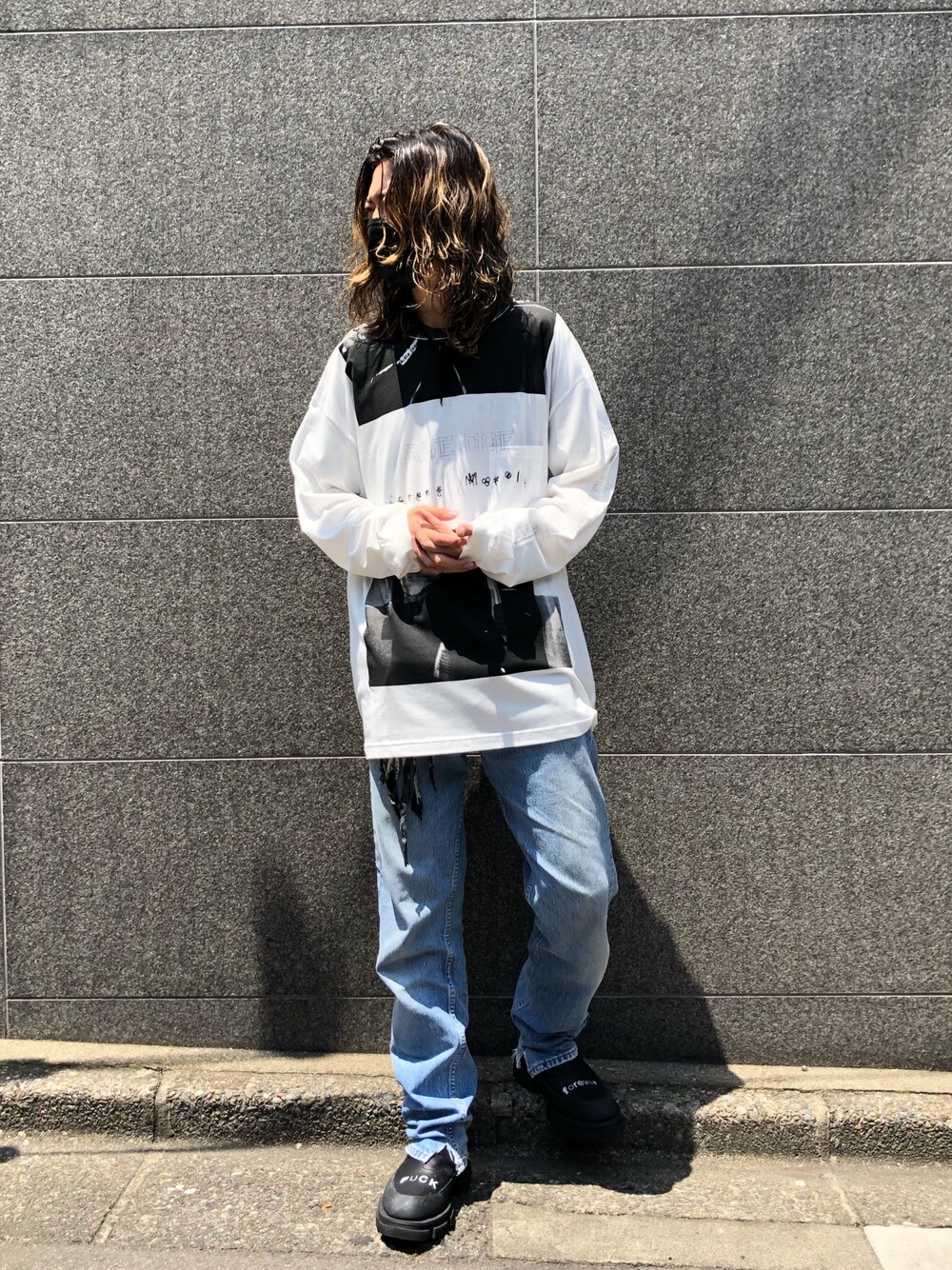「キレイめ、オトナカジュアル、ゆるコーデ、オーバーサイズ、シンプル、カジュアルコーデ、TAKAHIROMIYASHITA The SoloIst.、KIDILL、ROYAL FLASH」｜「TAKAHIROMIYASHITATheSoloIst.のアイテム（Tシャツ/カットソー、ホワイト系）」を使った、サトウ コウタさん（メンズ・179cm）の春コーディネートの1枚目の写真