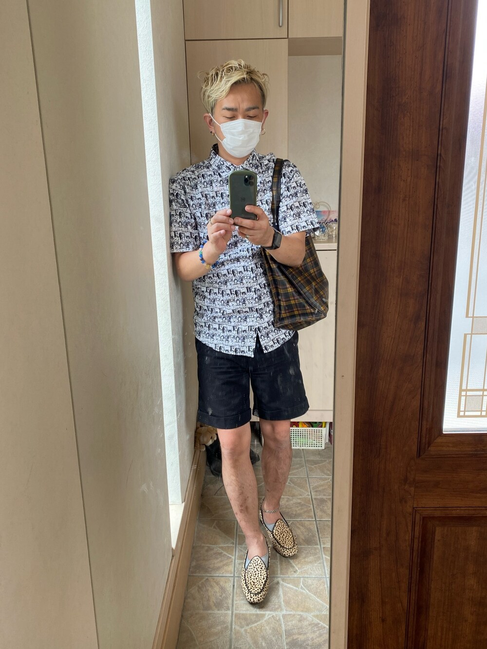「半袖シャツ」｜「LOFTのアイテム（シャツ/ブラウス、ホワイト系）」を使った、平野誠さん（メンズ・174cm）の春コーディネートの1枚目の写真