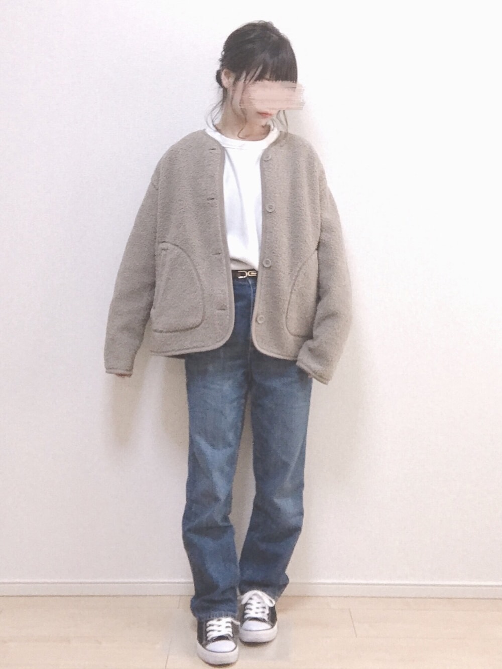 ホワイト系のスウェット、ベージュ系のその他アウター、ブルー系のデニムパンツを着用したレディースの秋コーディネートの1枚目の写真