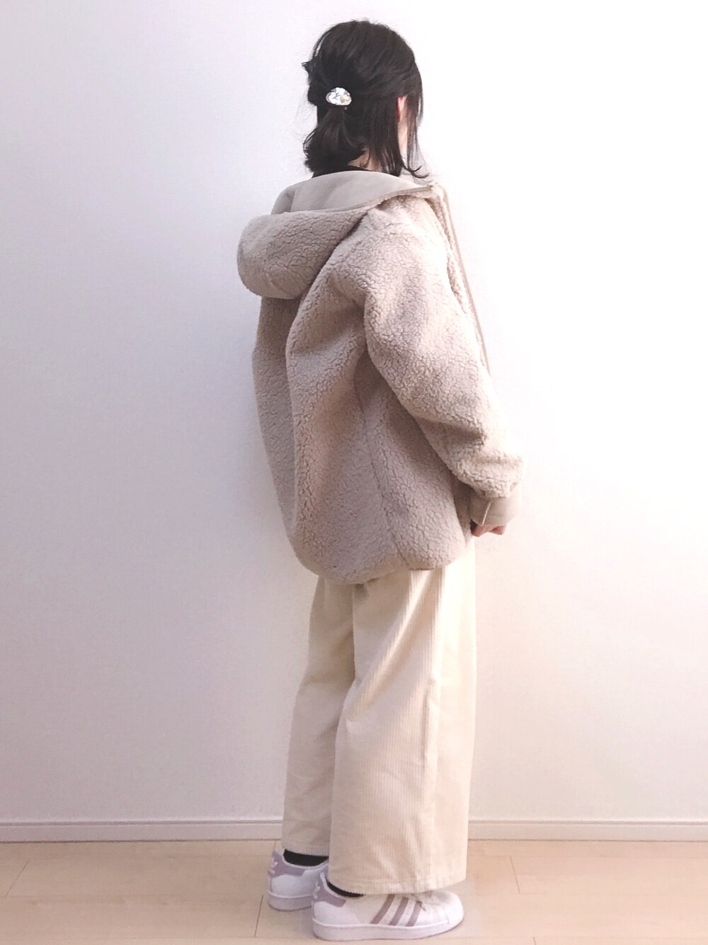 ベージュ系のその他アウター、ブラウン系のニット/セーター、ベージュ系のその他パンツを着用したレディースの冬コーディネートの1枚目の写真