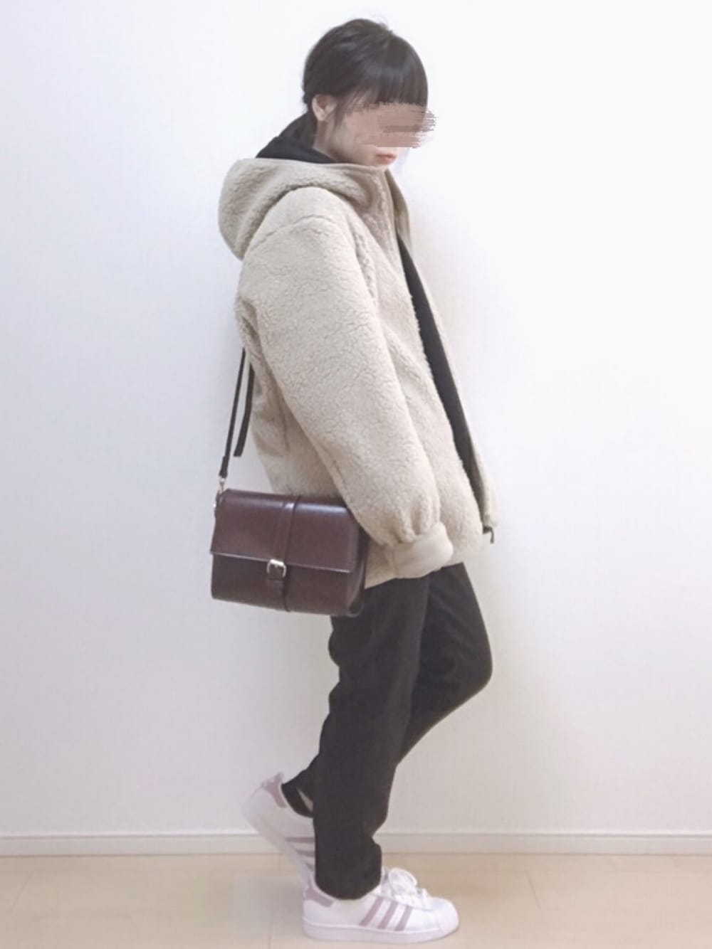 ベージュ系のその他アウター、ブラウン系のショルダーバッグ、ブラック系のパーカーを着用したレディースの冬コーディネートの1枚目の写真