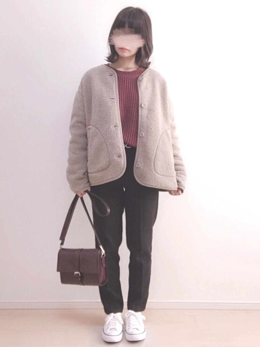 ベージュ系のその他アウター、レッド系のニット/セーター、ブラック系のスラックスを着用したレディースの冬コーディネートの1枚目の写真