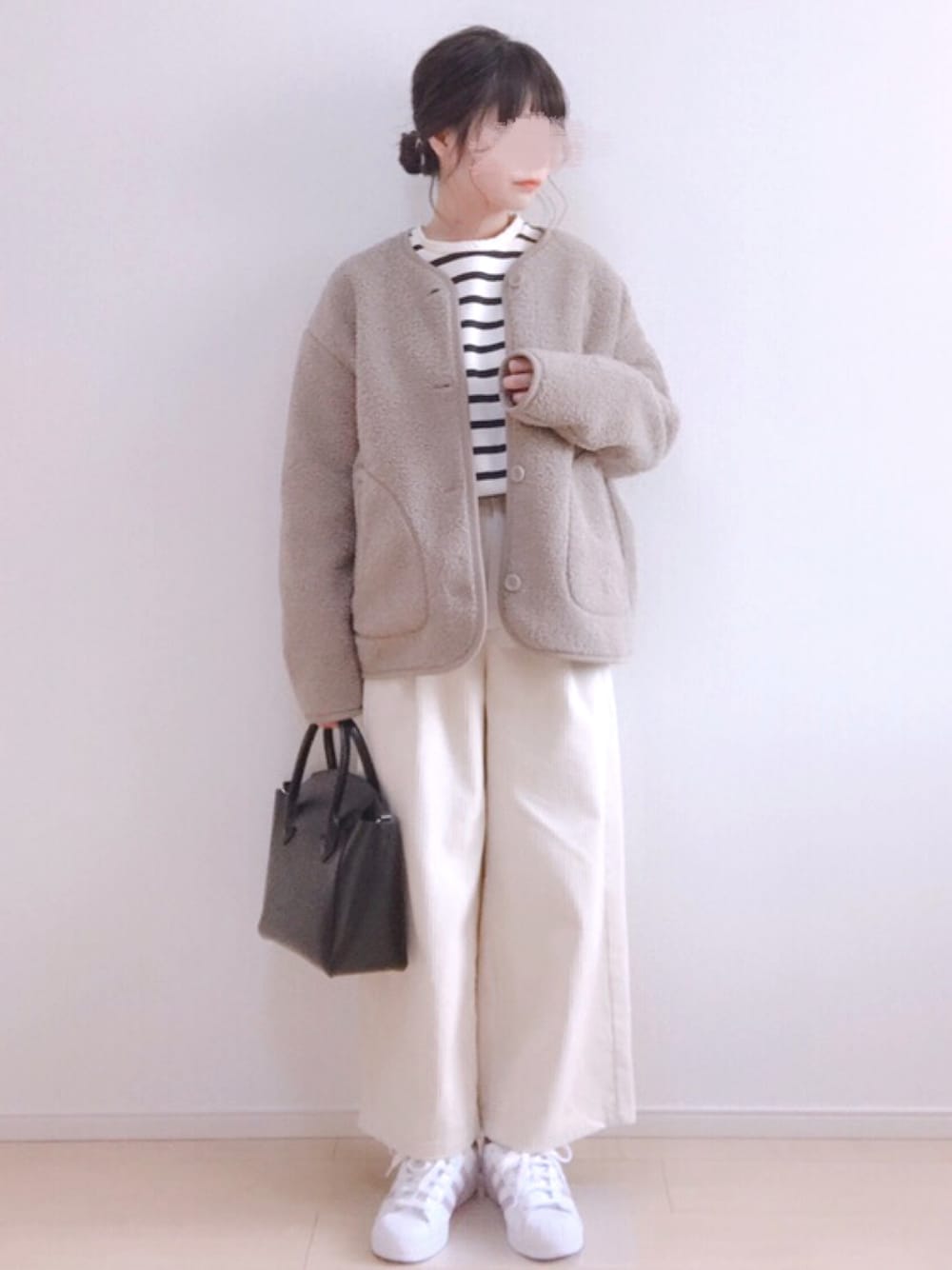 ベージュ系のその他アウター、ホワイト系のスニーカー、ブラック系のスウェットを着用したレディースの冬コーディネートの1枚目の写真