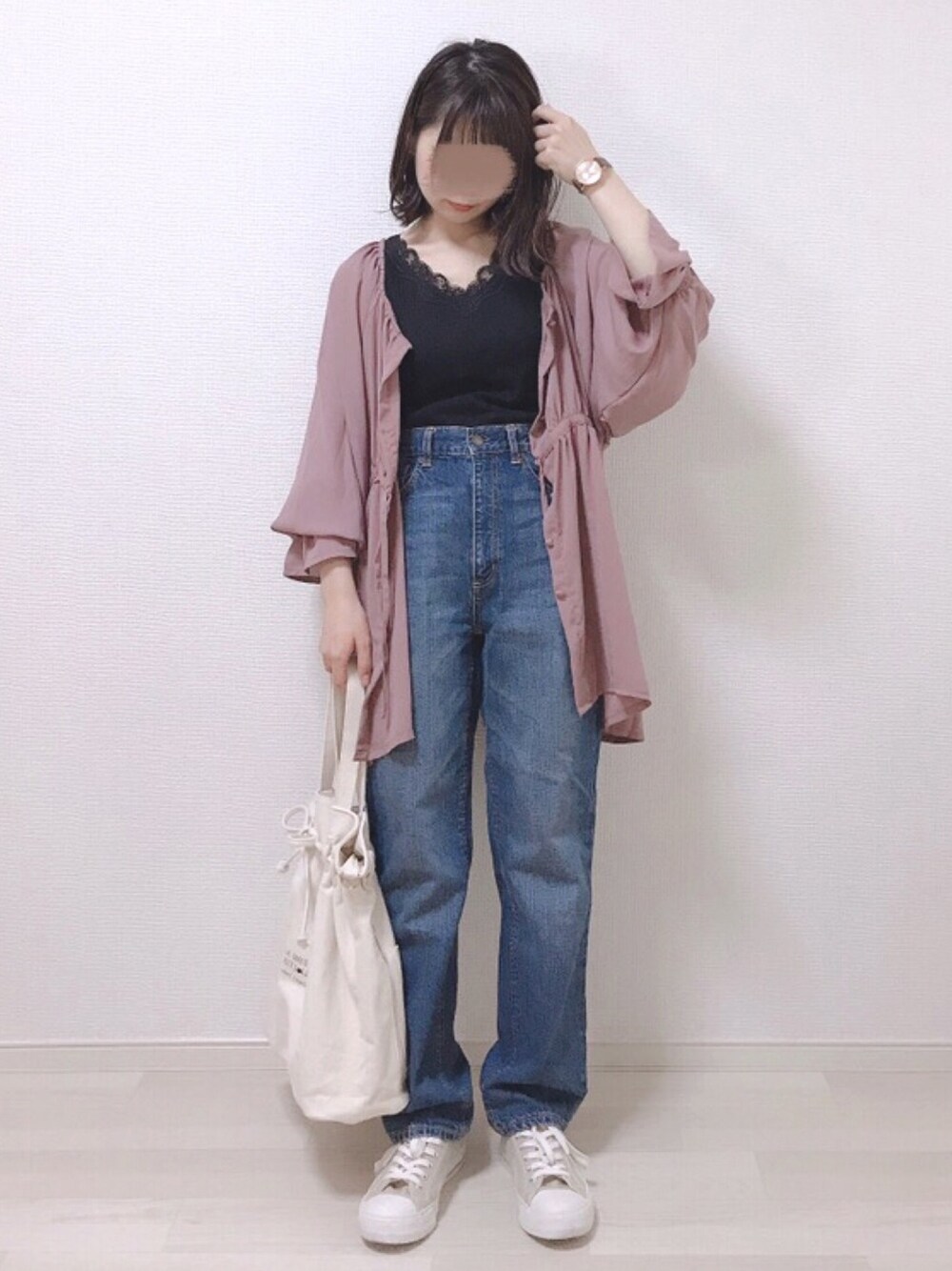ブラウン系のシャツ/ブラウス、ブラック系のキャミソール、ブルー系のデニムパンツを着用したレディースの夏コーディネートの1枚目の写真