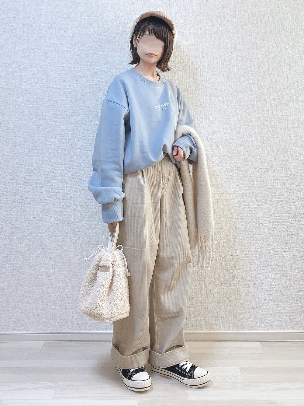 「低身長、秋冬コーデ、スウェット、フライトキャップ、コーデュロイパンツ、巾着バッグ、スニーカー、ゆるコーデ、マフラー、消えそうな色コーデ」｜「DAY DAY seoulのアイテム（スウェット、ブルー系）」を使った、a o i *さん（レディース・151cm）の秋コーディネートの1枚目の写真