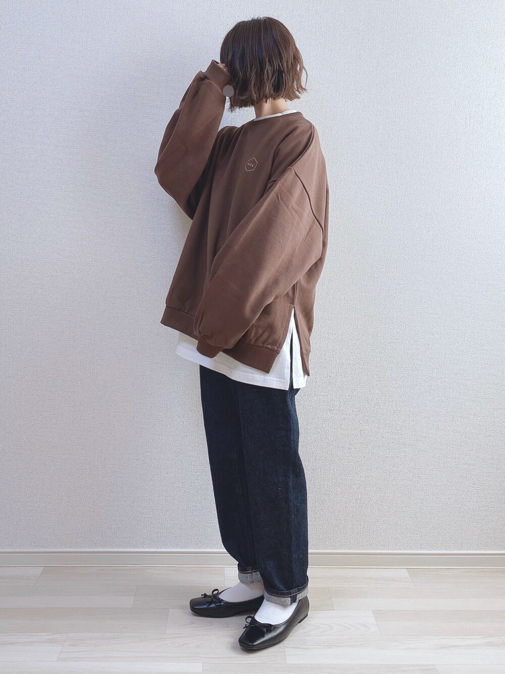 「低身長、ゆるコーデ、オーバーサイズ、カジュアルコーデ、スウェット、春服、スラウチテーパードアンクルジーンズ、バレエシューズ、レイヤードスタイル、春コーデ」｜「noaのアイテム（スウェット、ブラウン系）」を使った、a o i *さん（レディース・151cm）の冬コーディネートの1枚目の写真