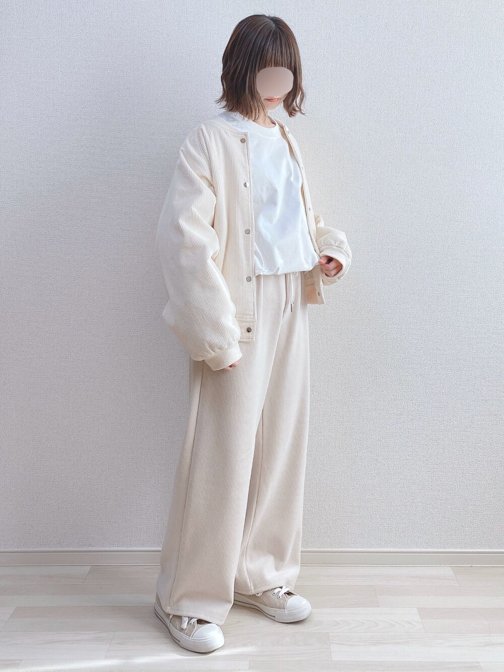 「低身長、春コーデ、ホワイトコーデ、オールホワイト、ホワイト、消えそうな色コーデ、シンプル」｜「UNIQLOのクルーネックＴ（長袖）（Tシャツ/カットソー、ホワイト系）」を使った、a o i *さん（レディース・151cm）の春コーディネートの1枚目の写真