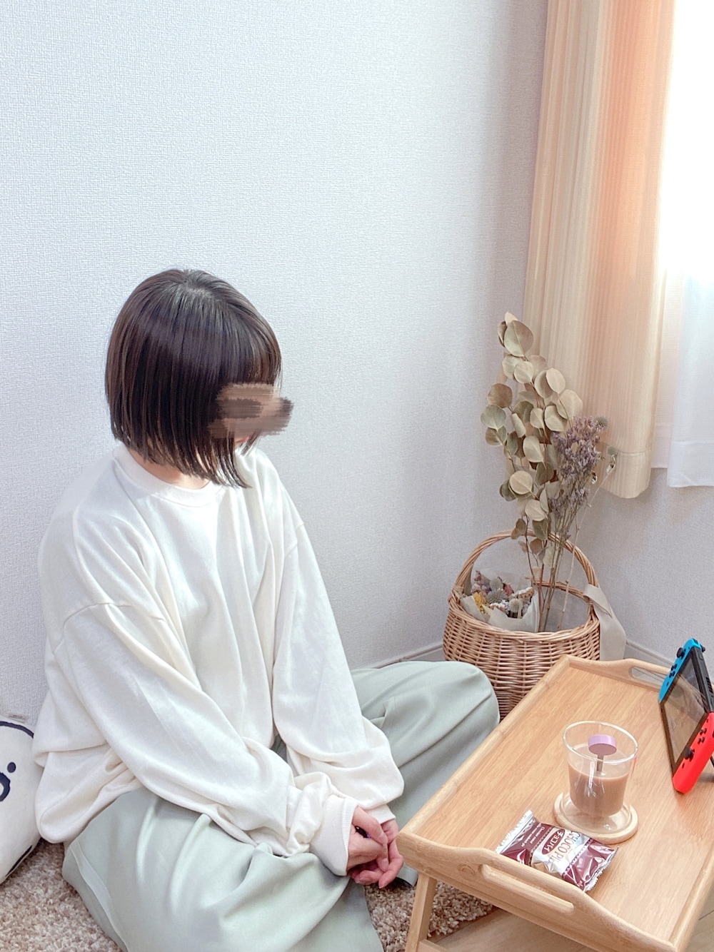 「おうちファッション、部屋撮り、オーバーサイズ、春コーデ、グリーン、低身長、スウェット、ボリューム袖」｜「REALCOCOのアイテム（Tシャツ/カットソー、ホワイト系）」を使った、a o i *さん（レディース・151cm）の春コーディネートの1枚目の写真