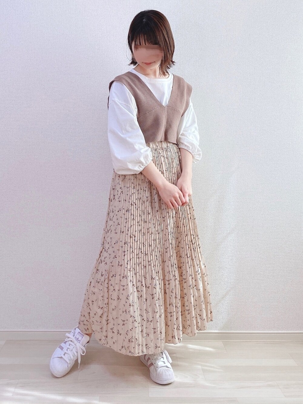 ベージュ系のシャツ/ブラウス、ホワイト系のスニーカー、ホワイト系のTシャツ/カットソーを着用したレディースの春コーディネートの1枚目の写真