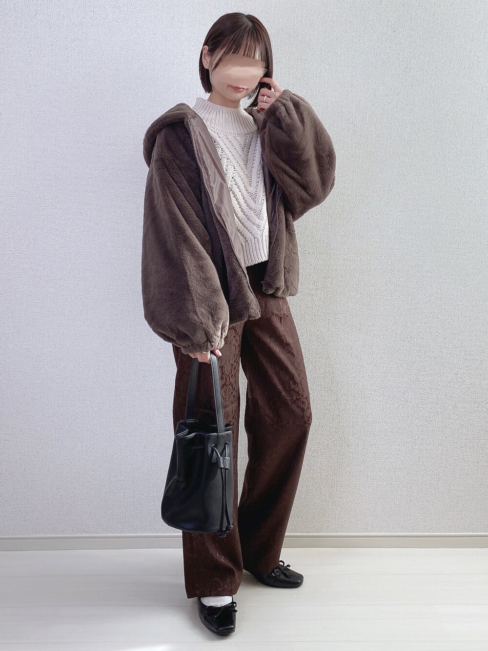 ベージュ系のニット/セーター、ブラウン系のその他パンツ、ブラウン系のブルゾンを着用したレディースの秋コーディネートの1枚目の写真
