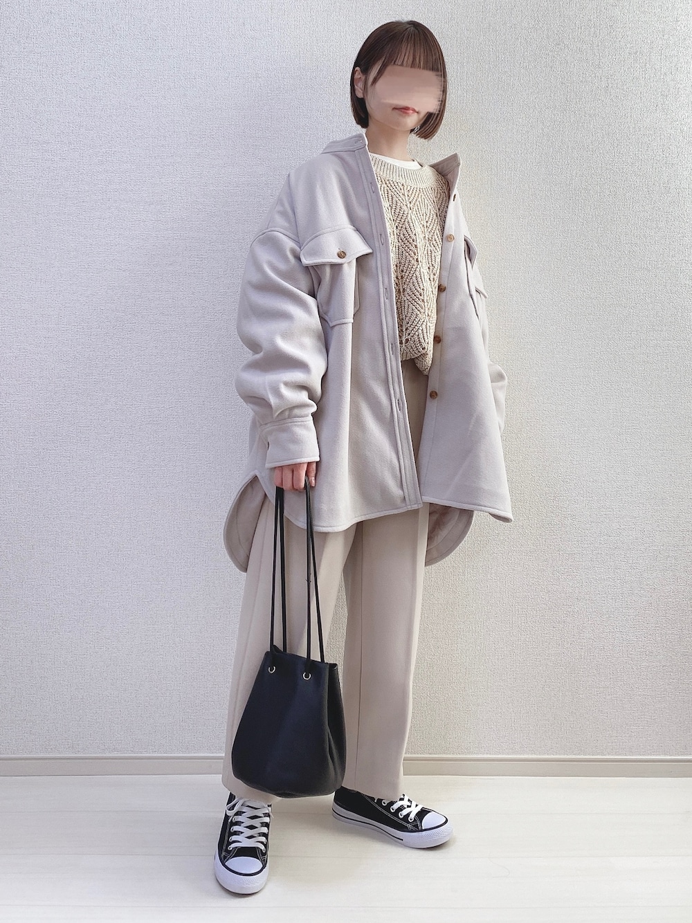 グレー系のカバーオール、ベージュ系のニット/セーター、ベージュ系のパンツを着用したレディースの冬コーディネートの1枚目の写真