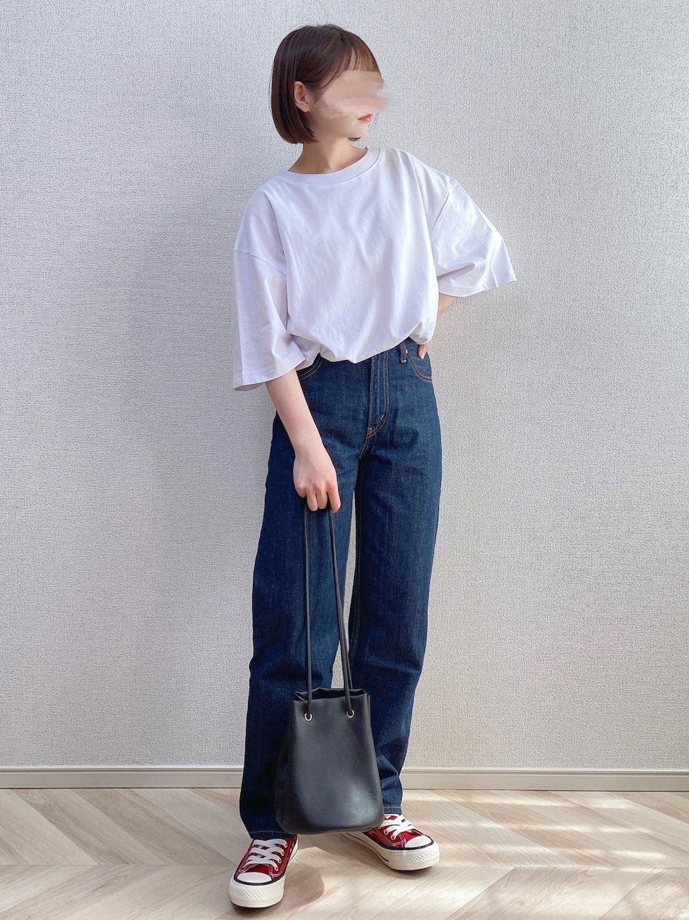 「低身長、ゆるコーデ、メンズライク、オーバーサイズ、カジュアルコーデ、春夏コーデ、春コーデ、赤スニーカー」｜「classicalelfの1枚でゆるかわ！サイドスリット半袖ビッグTシャツ（Tシャツ/カットソー、ホワイト系）」を使った、a o i *さん（レディース・151cm）の春コーディネートの1枚目の写真