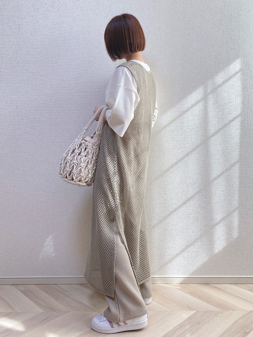 「これが私をアゲる服、大人カジュアル、低身長、ゆるコーデ、メッシュワンピース、GU、レイヤードスタイル、ワントーンコーデ、パンツスタイル」｜「natural coutureのあおいさんコラボCherishロープ刺繍ゆるT（Tシャツ/カットソー、ホワイト系）」を使った、a o i *さん（レディース・151cm）の春コーディネートの1枚目の写真