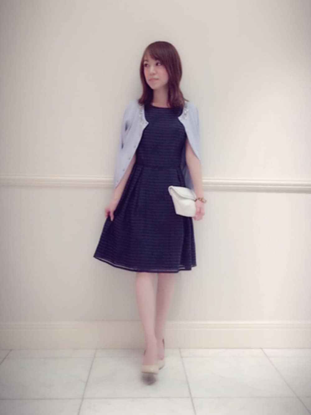 「夏、夏コーデ、ワンピース、ボーダー、透け感、カーディガン、ビジュー、クラッチバッグ、パンプス、デビュードフィオレ」｜「Debut de Fioreのシアーボーダー×刺繍ワンピース（ワンピース/ドレス、ブルー系）」を使った、DebutdeFioreプレスさん（レディース・158cm）の春コーディネートの1枚目の写真