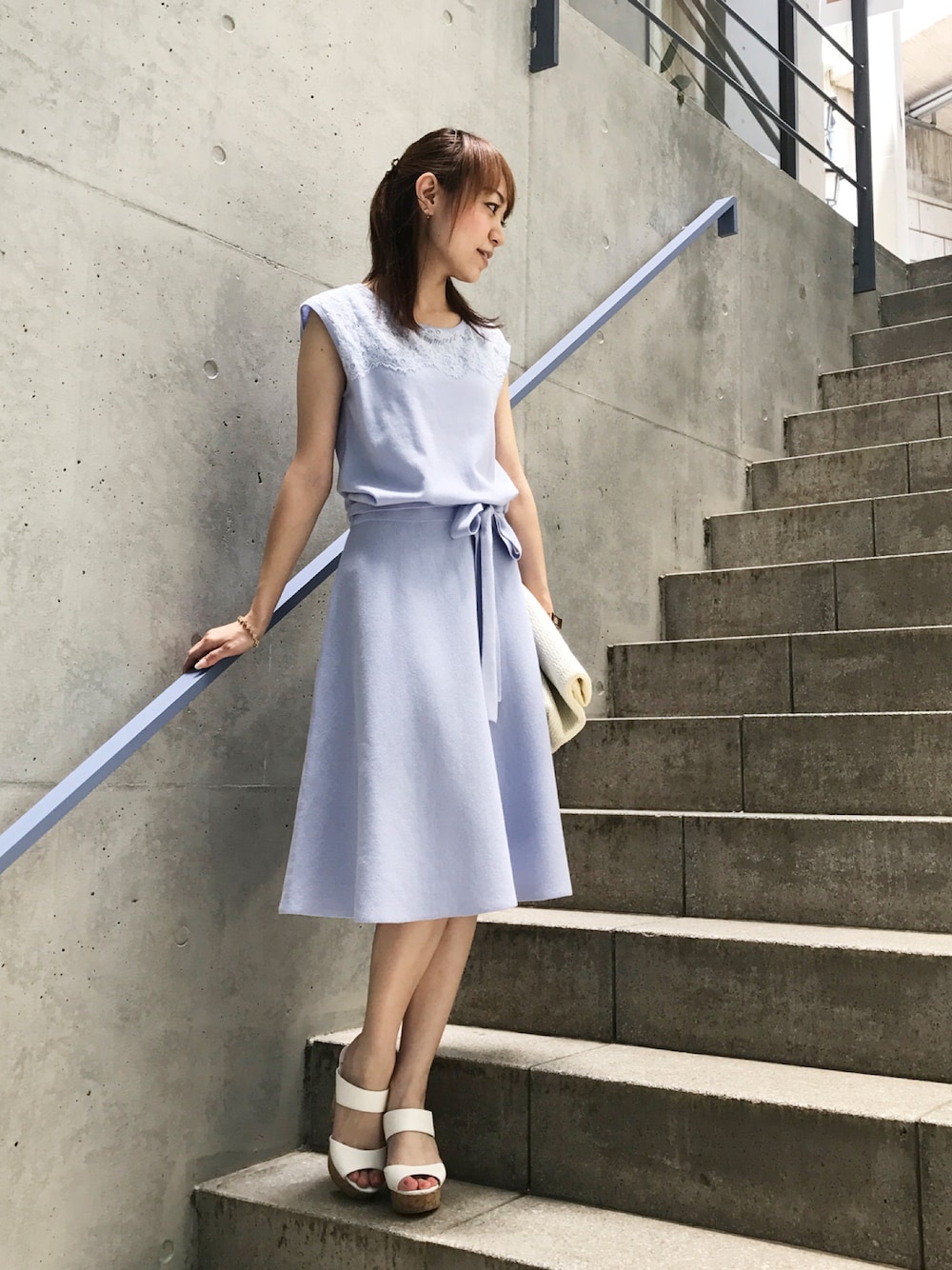 「夏、夏コーデ、ワンピース、ニットワンピース、レース、キレイめ、ブルー、さわやか、デビュードフィオレ」｜「Debut de Fioreのレースニットワンピース（ワンピース/ドレス、ブルー系）」を使った、DebutdeFioreプレスさん（レディース・158cm）の夏コーディネートの1枚目の写真