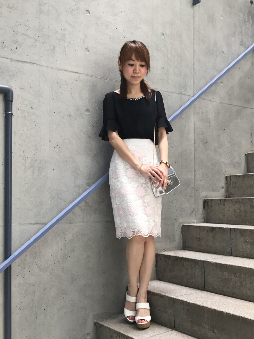 「夏コーデ、夏、黒、ブラウス、スカート、レース、ピンク、モノトーン、キレイめ、デビュードフィオレ」｜「Debut de Fioreのﾋﾞｼﾞｭｰﾂｷﾌﾚｱｰｽﾘｰﾌﾞﾌﾞﾗｳｽ（シャツ/ブラウス、ブラック系）」を使った、DebutdeFioreプレスさん（レディース・158cm）の夏コーディネートの1枚目の写真