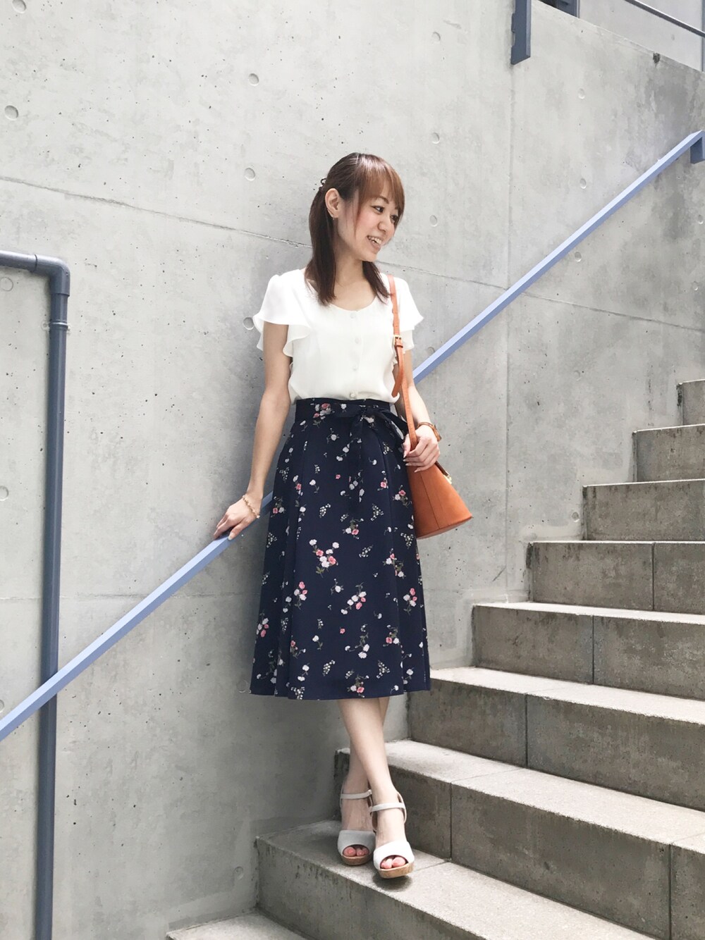 「夏コーデ、夏、ブラウス、スカート、花柄、サッシュベルト、リボン、サンダル、通勤コーデ、レッセパッセ」｜「Debut de Fioreのサッシュベルトフラワープリントスカート（スカート、ブルー系）」を使った、DebutdeFioreプレスさん（レディース・158cm）の夏コーディネートの1枚目の写真