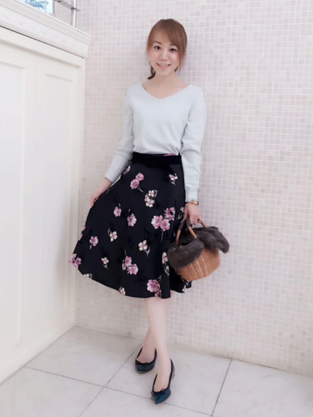 「秋コーデ、通勤コーデ、ニット、花柄スカート、ファーバッグ、キレイめ、アンゴラニット、刺繍、ミントグリーン、デビュードフィオレ」｜「Debut de Fioreのﾌﾗﾜｰ刺繍ｱﾝｺﾞﾗﾌﾟﾙｵｰﾊﾞｰ（ニット/セーター、グリーン系）」を使った、DebutdeFioreプレスさん（レディース・158cm）の秋コーディネートの1枚目の写真