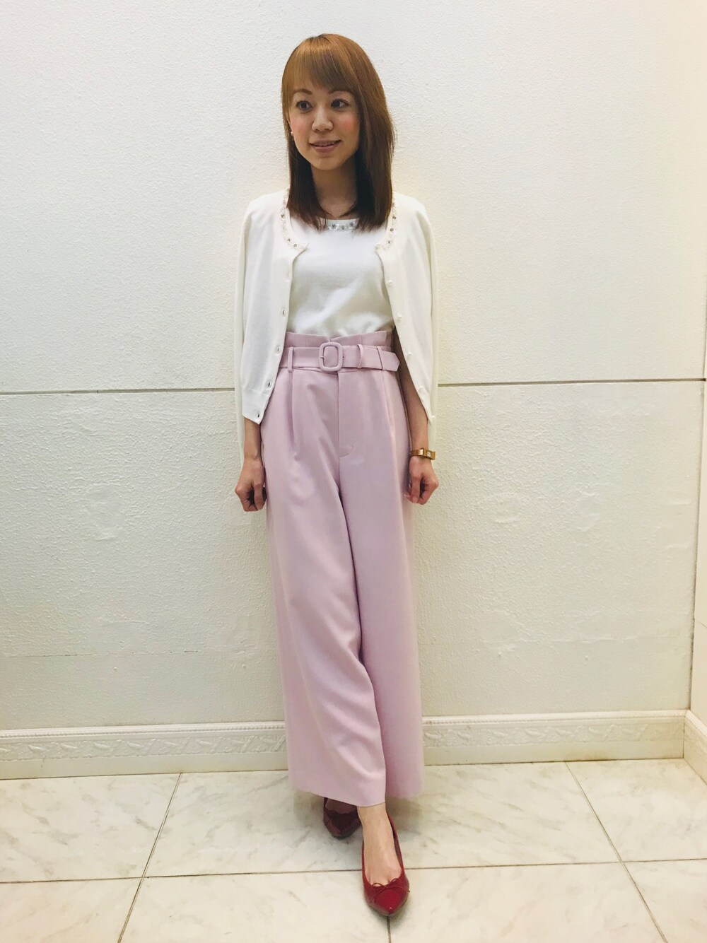 「シンプルコーデ、春夏コーデ、春、オトナ女子、ツインニット、パンツスタイル、ワイドパンツ、ピンク、通勤コーデ、デビュードフィオレ」｜「Debut de Fioreのスパンコール刺繍ツイン（ニット/セーター、ホワイト系）」を使った、DebutdeFioreプレスさん（レディース・158cm）の春コーディネートの1枚目の写真