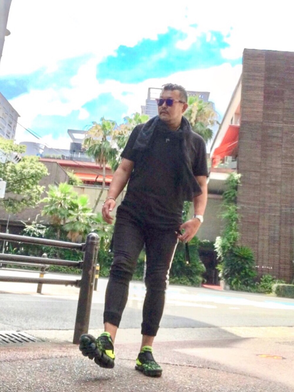 「夏のワントーンコーデ、カジュアルコーデ、スニーカー、夏コーデ、streetstyle、サングラス、オトナカジュアル、ラインパンツ」｜「aqua/olioのアイテム（Tシャツ/カットソー、ブラック系）」を使った、sakamo🏀さん（メンズ・180cm）の夏コーディネートの1枚目の写真