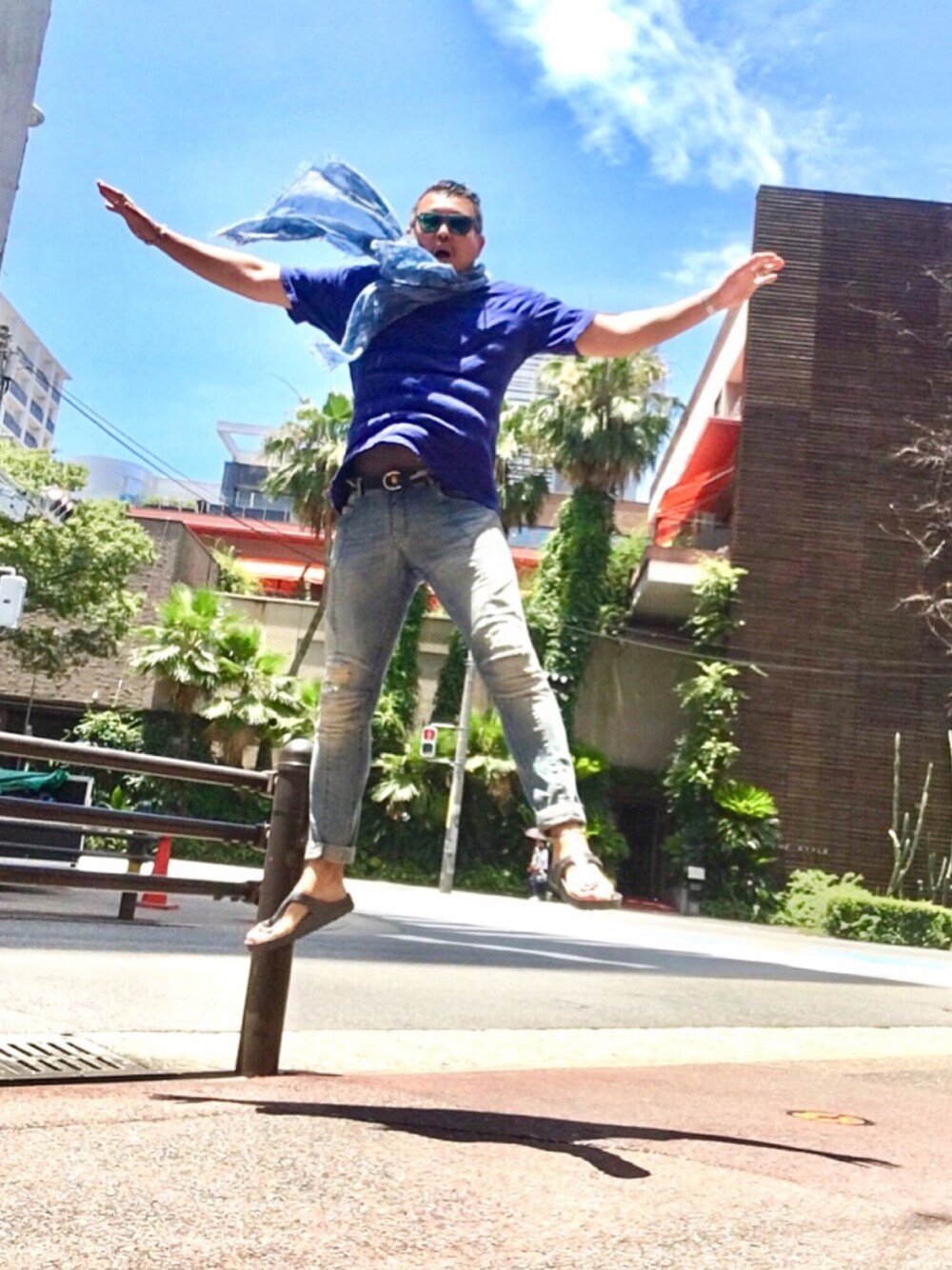 「夏のワントーンコーデ、カジュアルコーデ、夏コーデ、デニム、ジャンプ、大人カジュアル、オトナカジュアル、カラーコーデ」｜「HARLEM ROUNGEの【HARLEM ROUNGE/ハーレムラウンジ】ボーダージャガードスター刺繍Tシャツ（Tシャツ/カットソー、ブルー系）」を使った、sakamo🏀さん（メンズ・180cm）の夏コーディネートの1枚目の写真