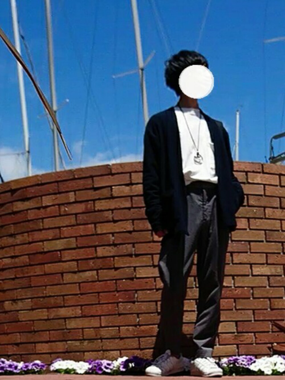 グレー系のその他パンツ、ブルー系のカーディガン/ボレロ、ホワイト系のスニーカーを着用したメンズの春コーディネートの1枚目の写真