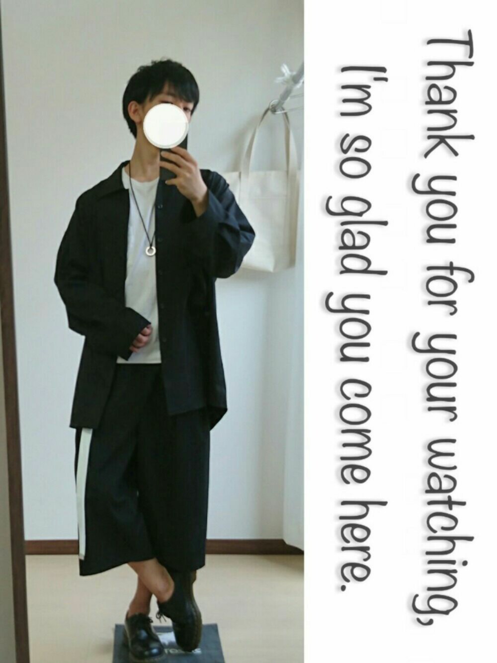 ブラック系のその他シューズ、ブラック系のその他パンツ、ブラック系のシャツ/ブラウスを着用したメンズの春コーディネートの1枚目の写真