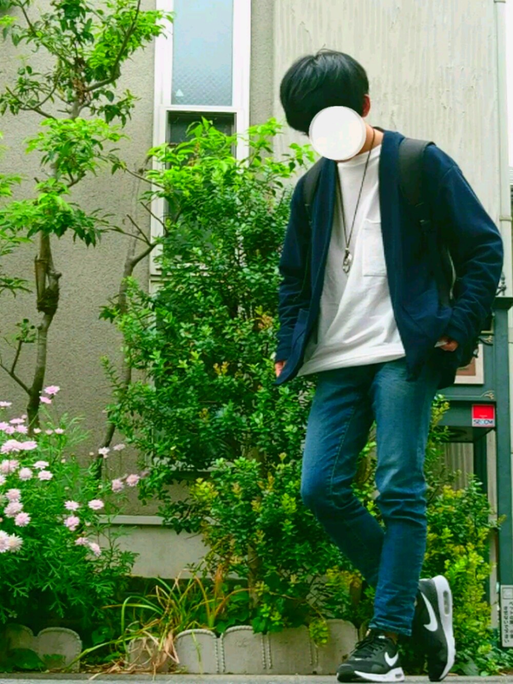 ブルー系のカーディガン/ボレロ、ブラック系のバックパック/リュック、ホワイト系のTシャツ/カットソーを着用したメンズの春コーディネートの1枚目の写真