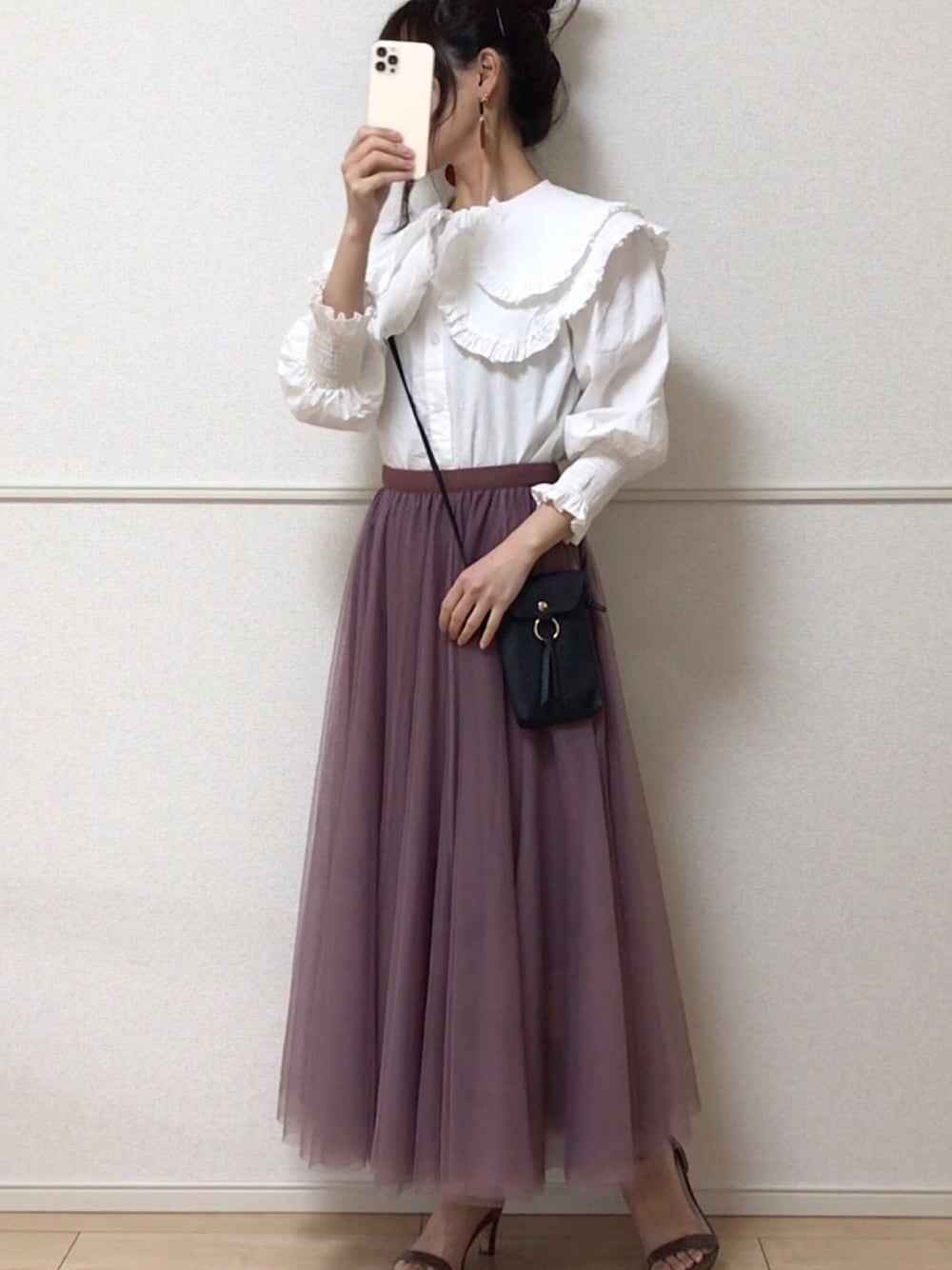 ホワイト系のシャツ/ブラウス、ピンク系のスカート、ブラウン系のサンダルを着用したレディースの春コーディネートの1枚目の写真