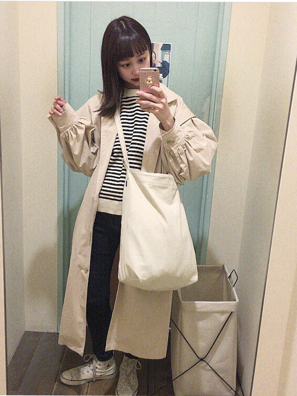 「STYLENANDAのアイテム（トレンチコート、ベージュ系）」を使った、朝比奈千裕さん（レディース・161cm）の秋コーディネートの1枚目の写真