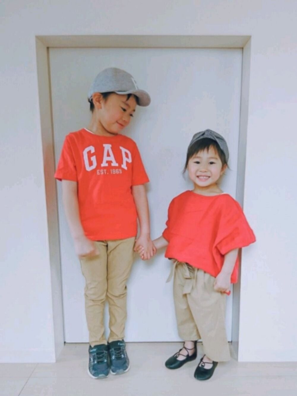 「兄妹コーデ、キッズファッション、アーバンリサーチ、リネン、リンクコーデ、グローバルワーク(GLOBAL WORK)、GAP、プティマイン、ヘアバンド」｜「GAPのアイテム（Tシャツ/カットソー、レッド系）」を使った、Rin-Renさん（キッズ・90cm）の春コーディネートの1枚目の写真