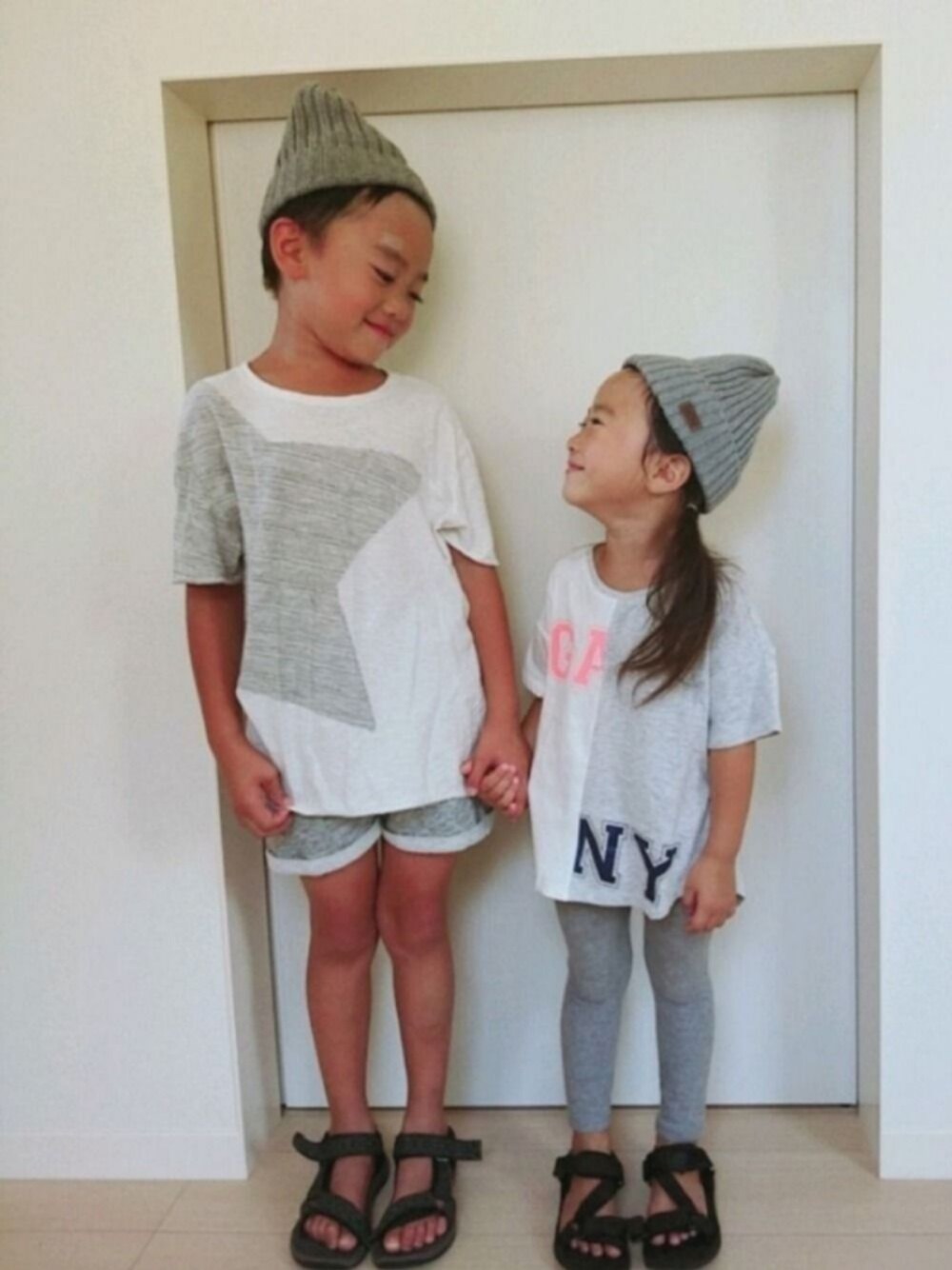「夏のワントーンコーデ、グレーコーデ、兄妹コーデ、リンクコーデ、GAP、ZARA KIDS、グローバルワーク(GLOBAL WORK)、ワントーンコーデ」｜「GAPのアイテム（Tシャツ/カットソー、ホワイト系）」を使った、Rin-Renさん（キッズ・90cm）の夏コーディネートの1枚目の写真