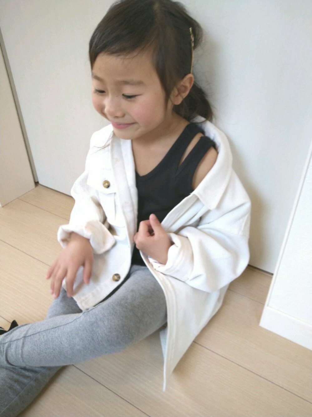 「おうちファッション、キッズコーデ、アシメタンクトップ、CPOジャケット、ジーナシス(JEANASIS)、アシメショルダー」｜「JEANASISの【KIDS】アシメショルダータンク/881328（Tシャツ/カットソー、ブラック系）」を使った、Rin-Renさん（キッズ・100cm）の春コーディネートの1枚目の写真