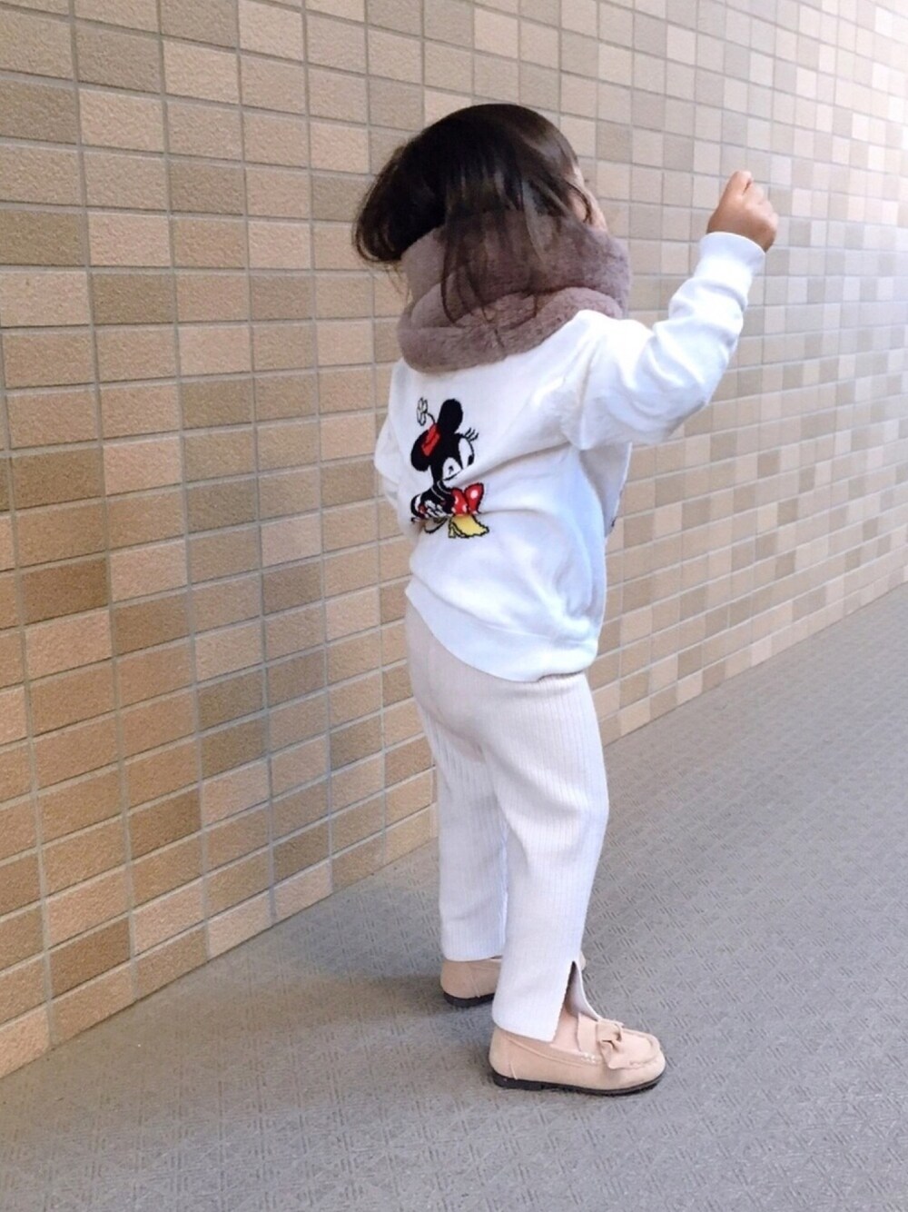 ホワイト系のその他パンツ、ピンク系のモカシン/デッキシューズ、ホワイト系のニット/セーターを着用したキッズの秋コーディネートの1枚目の写真