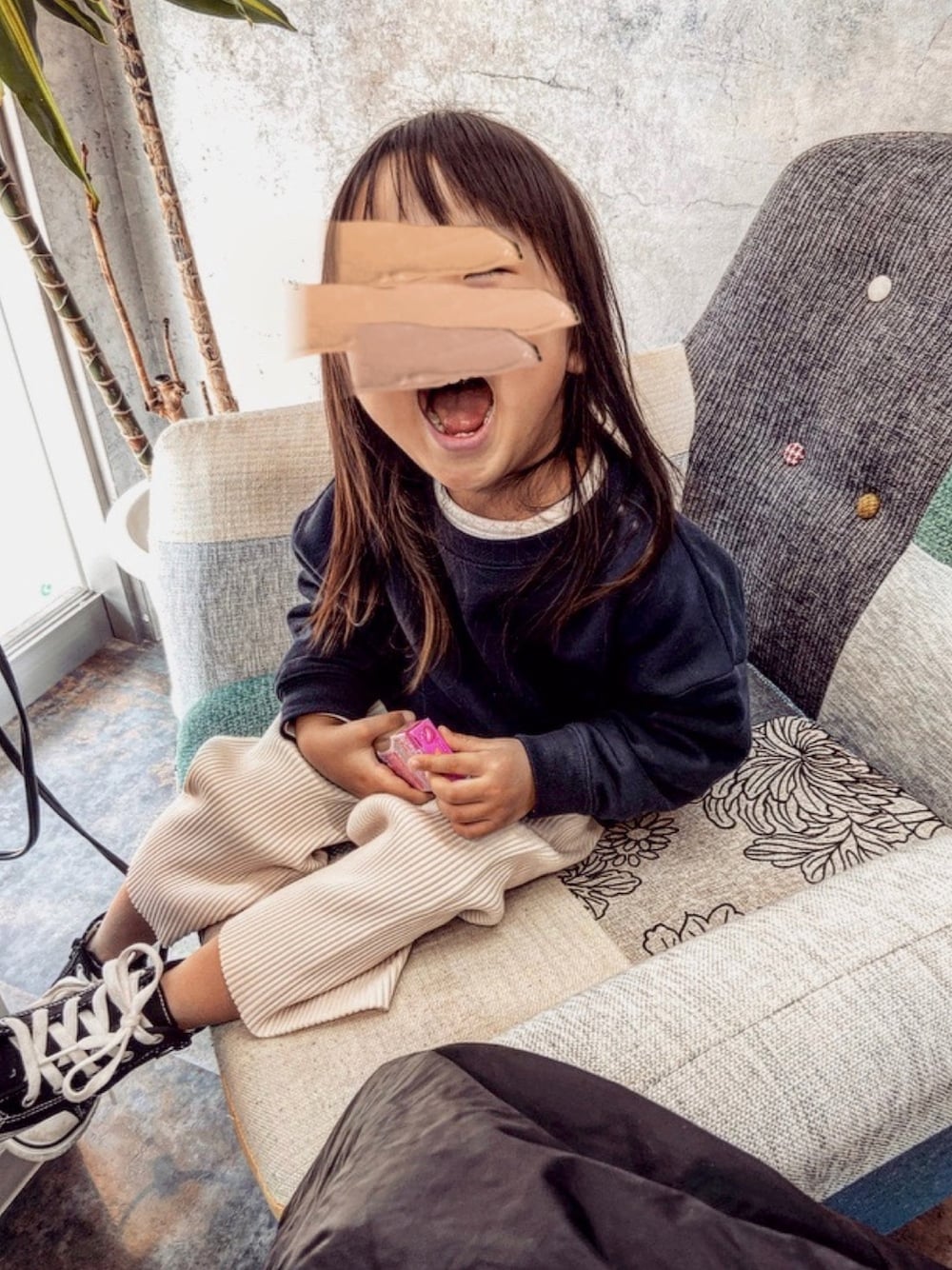 ブルー系のスウェット、ホワイト系のその他パンツ、ブラック系のスニーカーを着用したキッズの春コーディネートの1枚目の写真