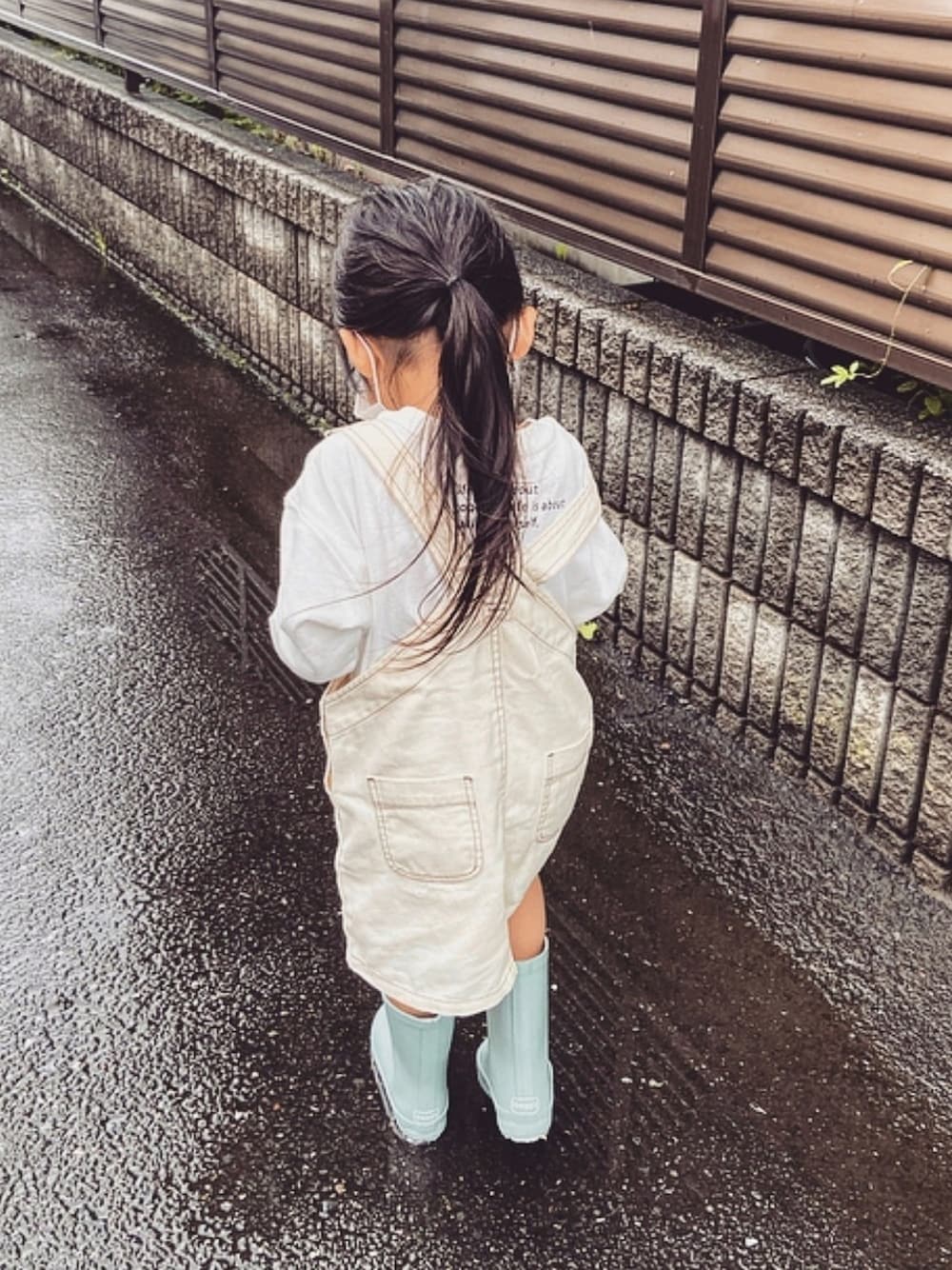 グリーン系のレインシューズ、ホワイト系のワンピース、ホワイト系のTシャツ/カットソーを着用したキッズの夏コーディネートの1枚目の写真