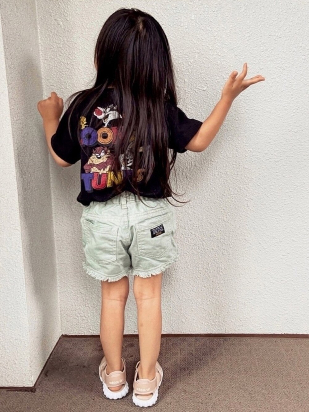 ブラック系のTシャツ/カットソー、グリーン系のその他パンツ、パープル系のサンダルを着用したキッズの夏コーディネートの1枚目の写真