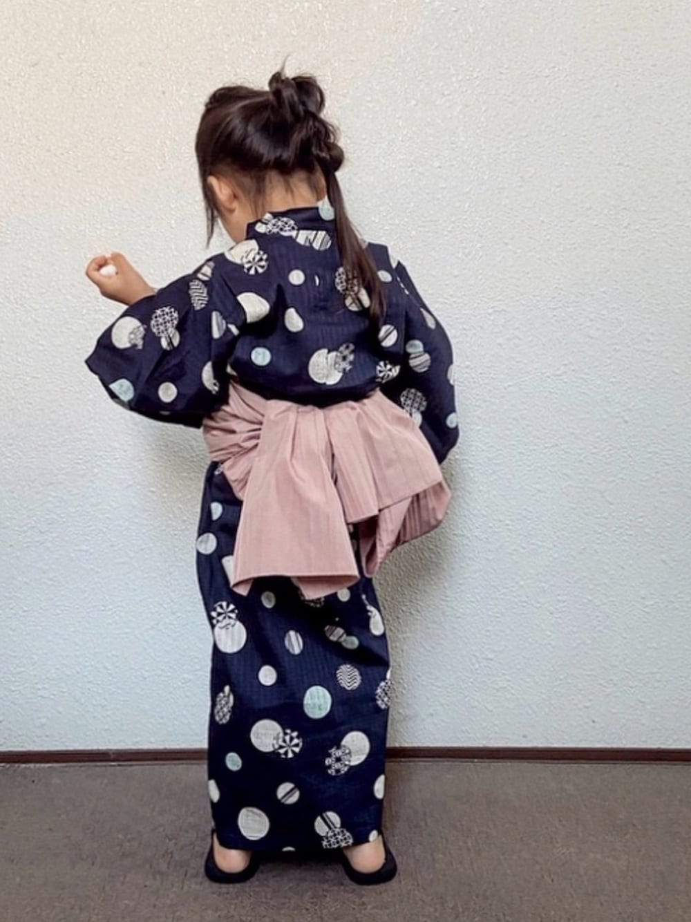 「浴衣、浴衣祭り、3歳、キッズコーデ、アプレレクール、ネイビー、ピンク、キッズファッション」｜「apres les coursのドット柄浴衣セット（浴衣、ブルー系）」を使った、 mei.さん（キッズ・100cm）の夏コーディネートの1枚目の写真