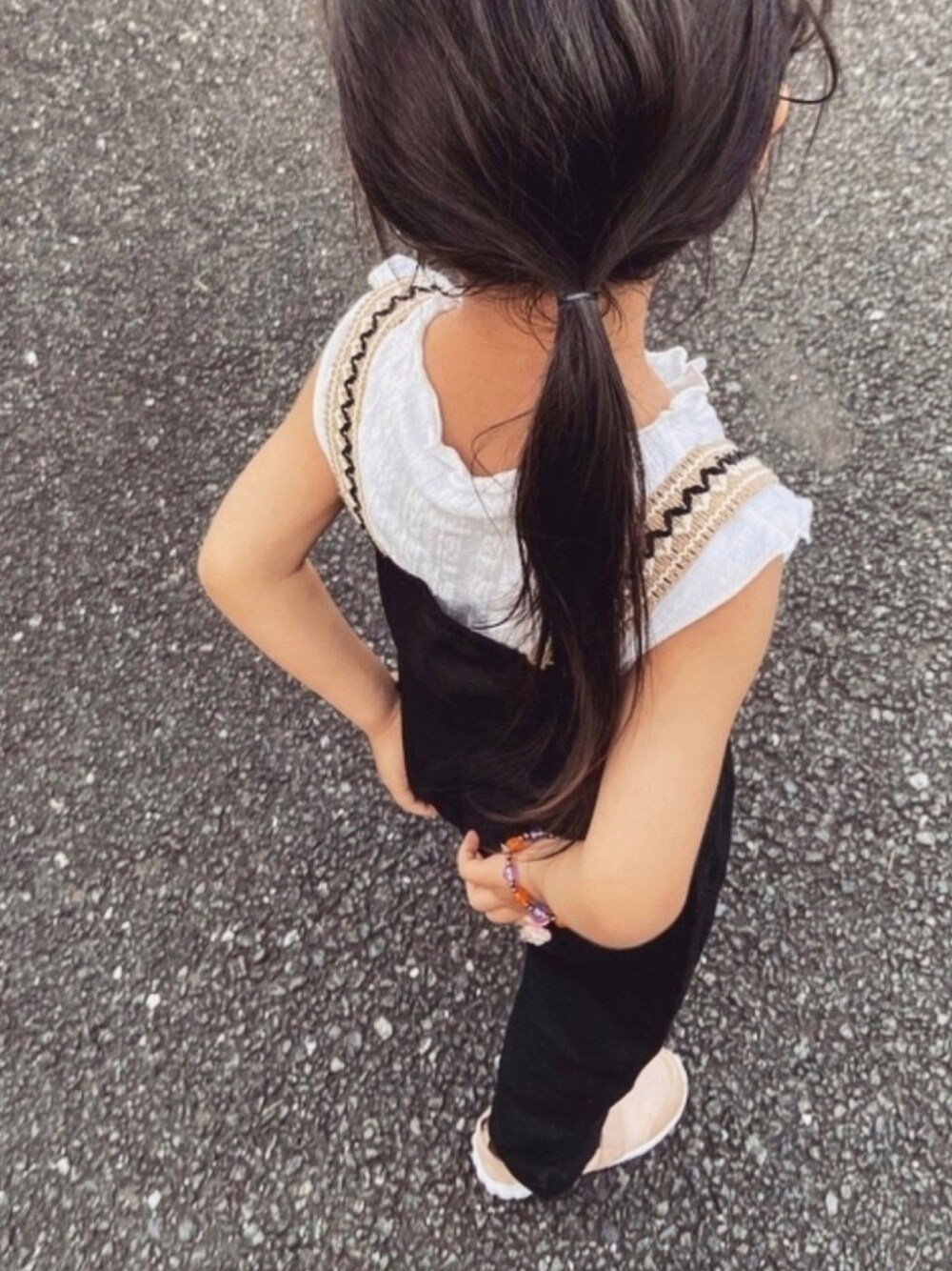 「ZARA、オールインワン、サロペット、ブラック、麻、キッズコーデ、モノトーン、ベージュ、シンプル、Branshes」｜「ZARAのアイテム（サロペット/オーバーオール、ブラック系）」を使った、 mei.さん（キッズ・100cm）の夏コーディネートの1枚目の写真