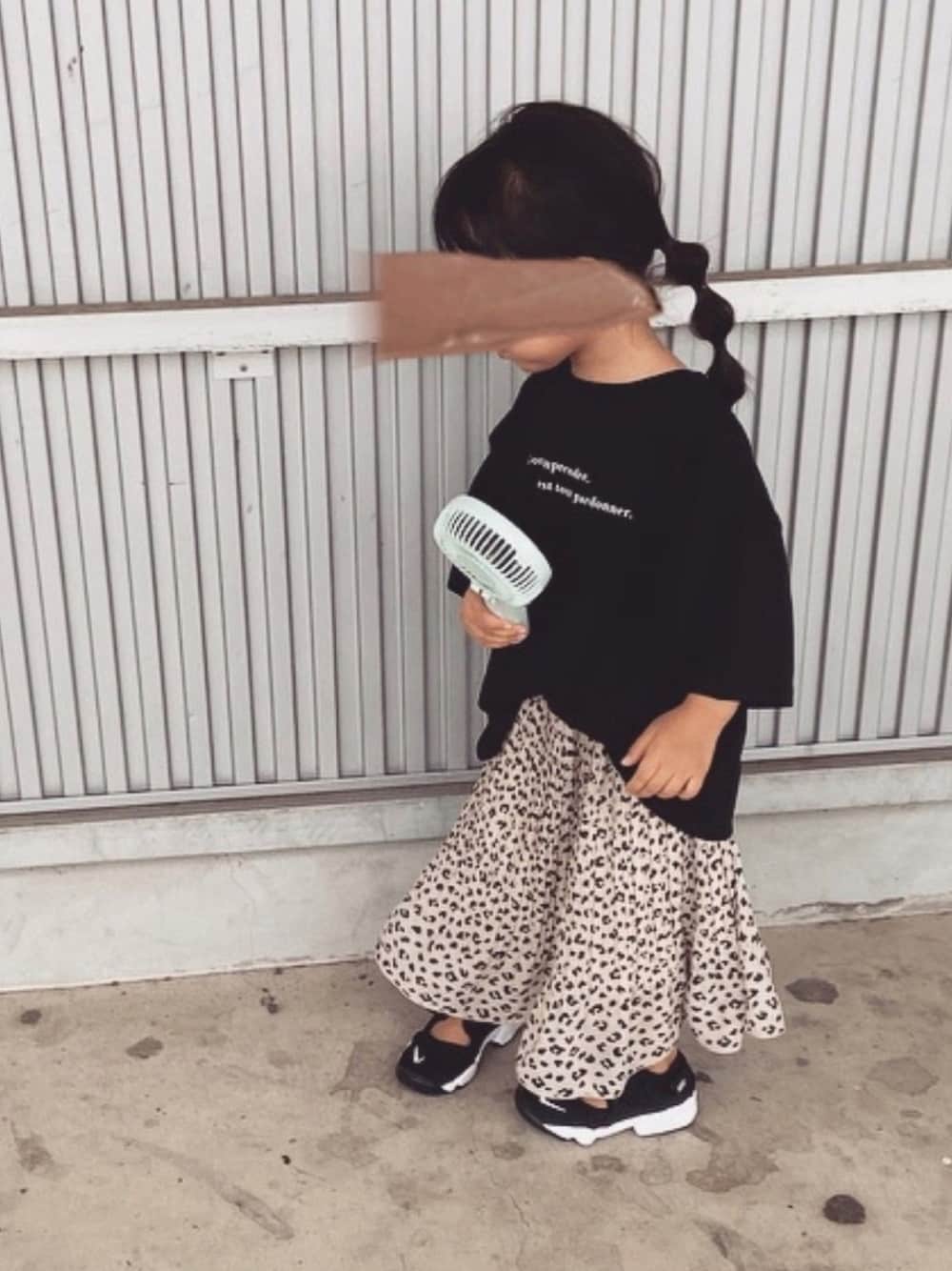 「キッズコーデ、ハンディファン、ミントグリーン、ビッグシルエット、オーバーサイズ、3歳、LOWRYS FARM、プリントT、プリーツスカート、ロングスカート」｜「LOWRYS FARMのロゴＴＥＥ　892705（Tシャツ/カットソー、ブラック系）」を使った、 mei.さん（キッズ・100cm）の夏コーディネートの1枚目の写真