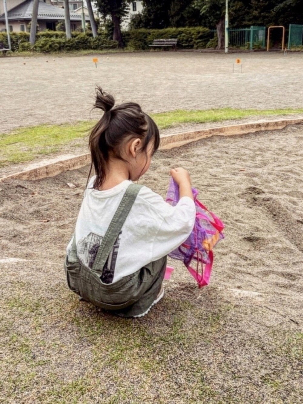 パープル系のサンダル、グリーン系のスカート、ホワイト系のTシャツ/カットソーを着用したキッズの夏コーディネートの1枚目の写真