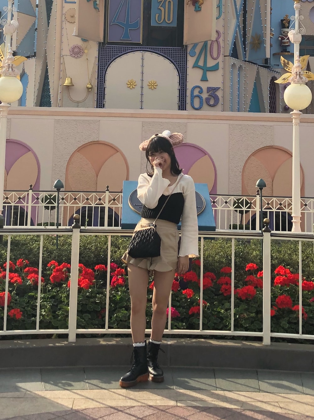 「ディズニー、香港ディズニー、イヤーハット、シェリーメイ、ベージュ」｜「DuKKahのWEGO/カラーロービングビスチェ（ニット/セーター、ブラック系）」を使った、コヒナさん（レディース・152cm）の春コーディネートの1枚目の写真