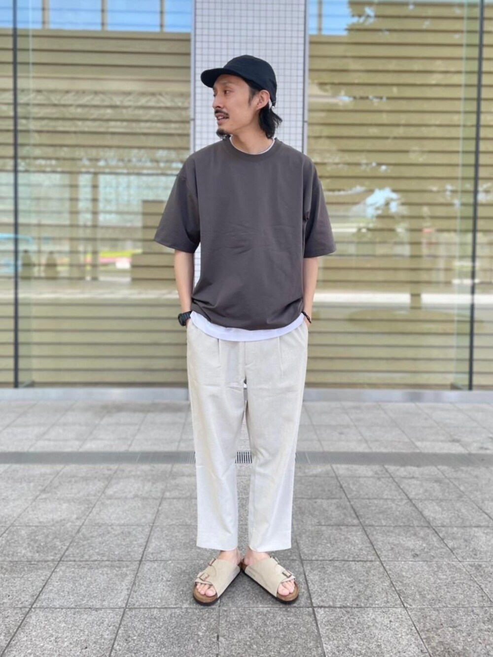 ベージュ系のサンダル、ベージュ系のその他パンツ、グリーン系のTシャツ/カットソーを着用したメンズの夏コーディネートの1枚目の写真