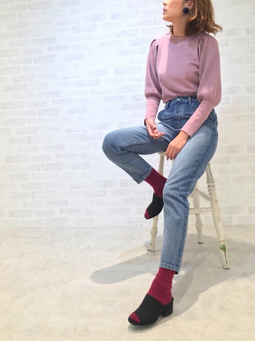 「ボリューム袖、シンプル、大人カジュアル、サンダル、ソックス、デニム、ライダース、ニット、パフスリーブ、ラメソックス」｜「FREE'S MARTの◆パワショルニット（ニット/セーター、ピンク系）」を使った、GUCCIさん（レディース・167cm）の秋コーディネートの1枚目の写真
