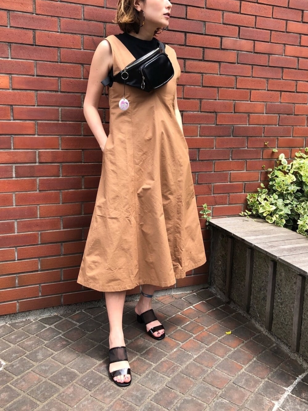 「カジュアル、ジャンスカ、ワンピース、サンダル、ハイネック、夏、ウエストポーチ、妊婦、妊婦コーデ、ベージュ」｜「FREE'S MARTの◆ウェストベルトジャンパースカート（ジャンパースカート、ベージュ系）」を使った、GUCCIさん（レディース・167cm）の夏コーディネートの1枚目の写真