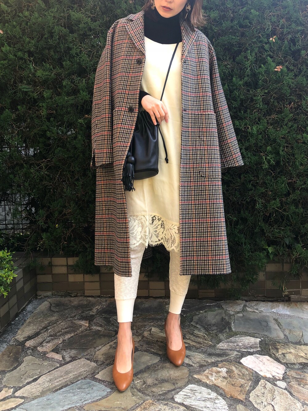 「冬コーデ、UNIQLO、リブタートル、タートルネック、キャミワンピ、レイヤードスタイル、スパッツ、パンプス、チェスターコート、ガンクラブチェック」｜「Ungridのサテンレースキャミワンピース（ワンピース、ホワイト系）」を使った、GUCCIさん（レディース・167cm）の秋コーディネートの1枚目の写真